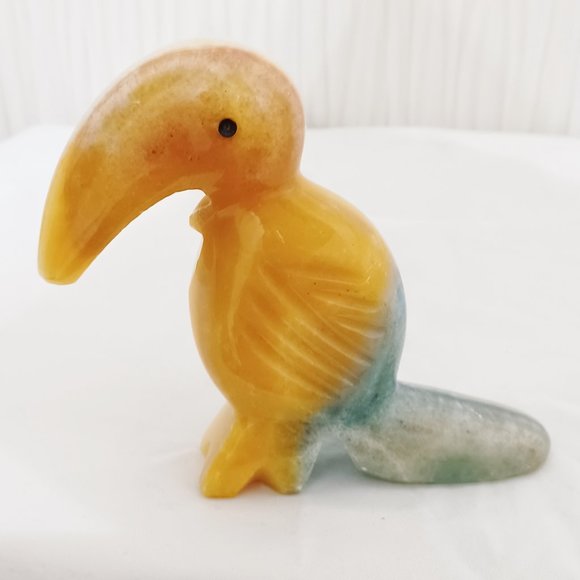 Vintage Onyx Toucan Bird Figurine Tropical Yellow and Green Carved Stone 5 in - Picture 1 of 4